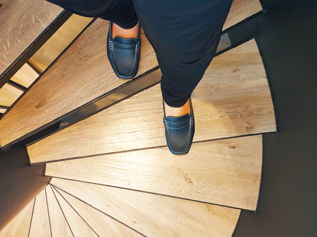 Nahaufnahme – Frau steigt Treppe herunter
